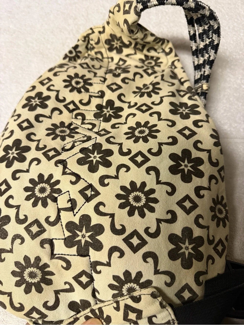 Kavu original rope bag in cream and black floral print.